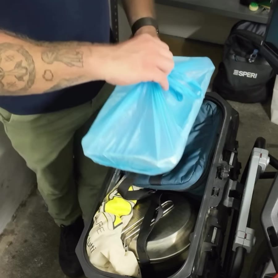Borsa frigo piena d'acqua, e sotto c'è anche la crostata.