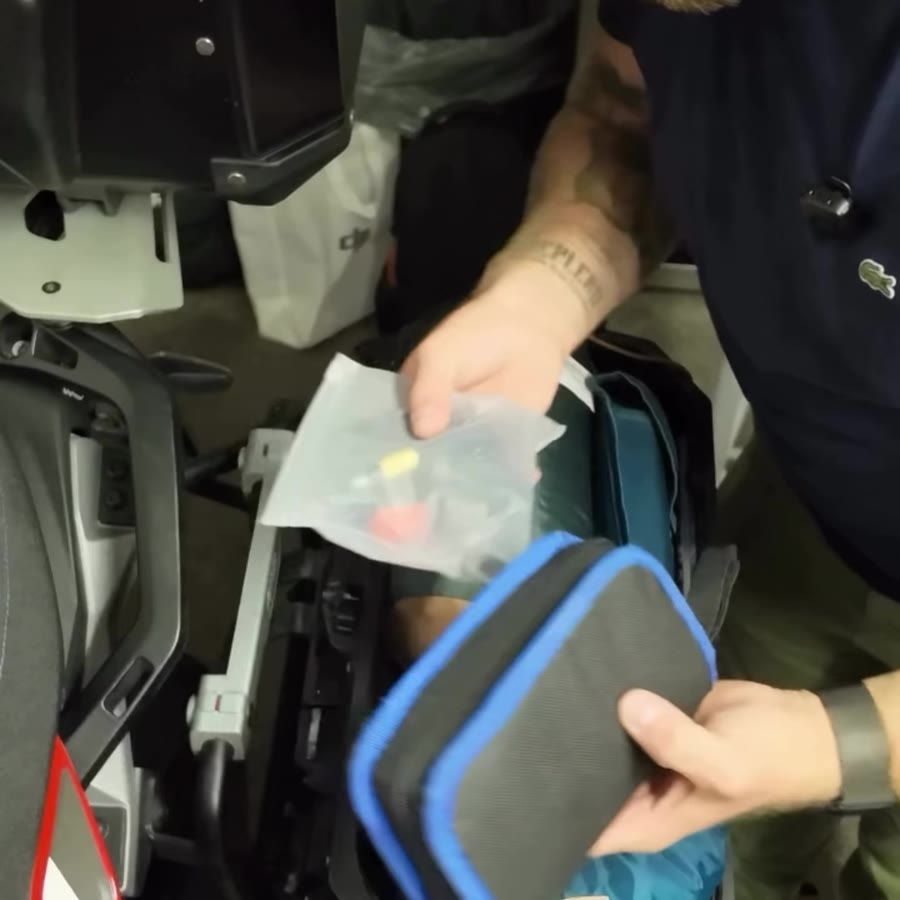 Il compressore portatile, anzi molto portatile, accanto al kit per riparare le gomme.