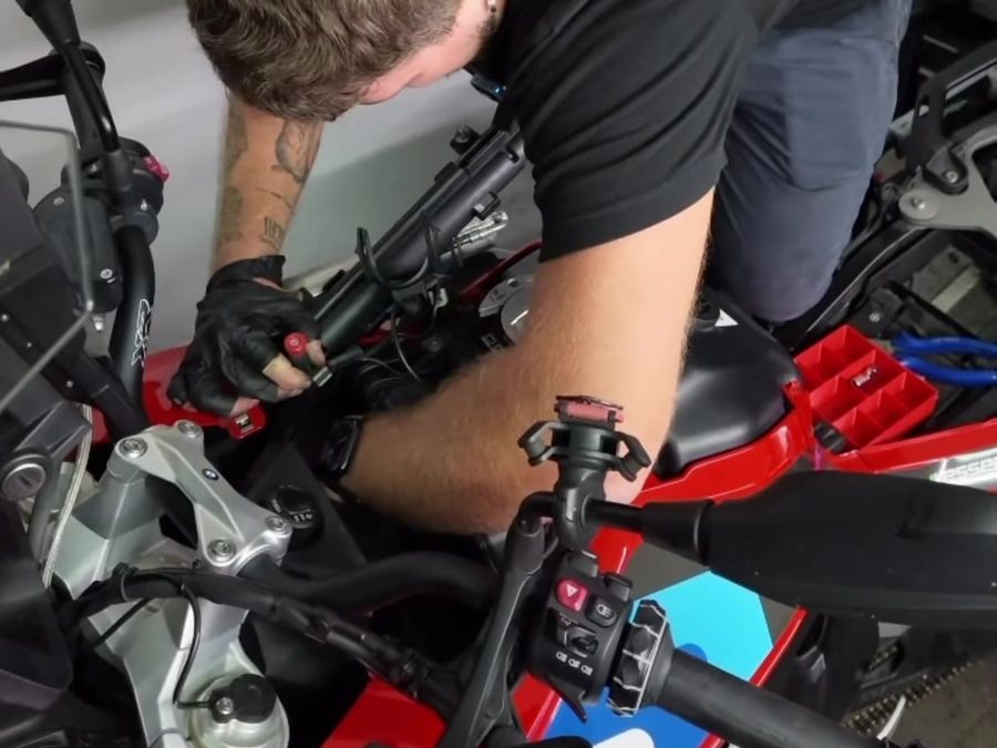Da sopra la moto smonto il serbatoio dell'olio dell'ESA e lo sposto dalla sua sede.
