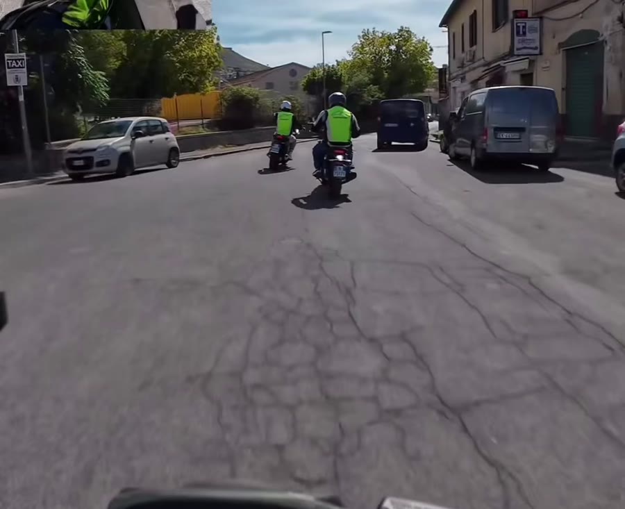 Su un asfalto così, con queste sospensioni, le buche le conti una per una.