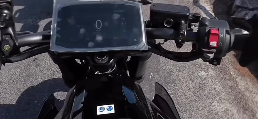 In sella alla WN7, pronti a partire. L'osso sacro ancora non sapeva cosa lo aspettava.